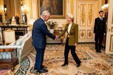 27uk-blog-king-meeting01-vtzh-articleLarge.jpg