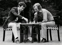 1974-franz-beckenbauer-bobby-moore-play-chess-in-chingford-v0-29na68asrfbc1.jpeg