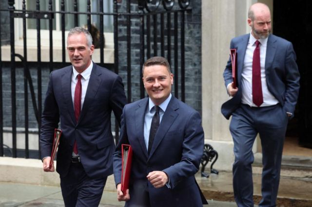 Streeting and other MPs leaving Downing Street