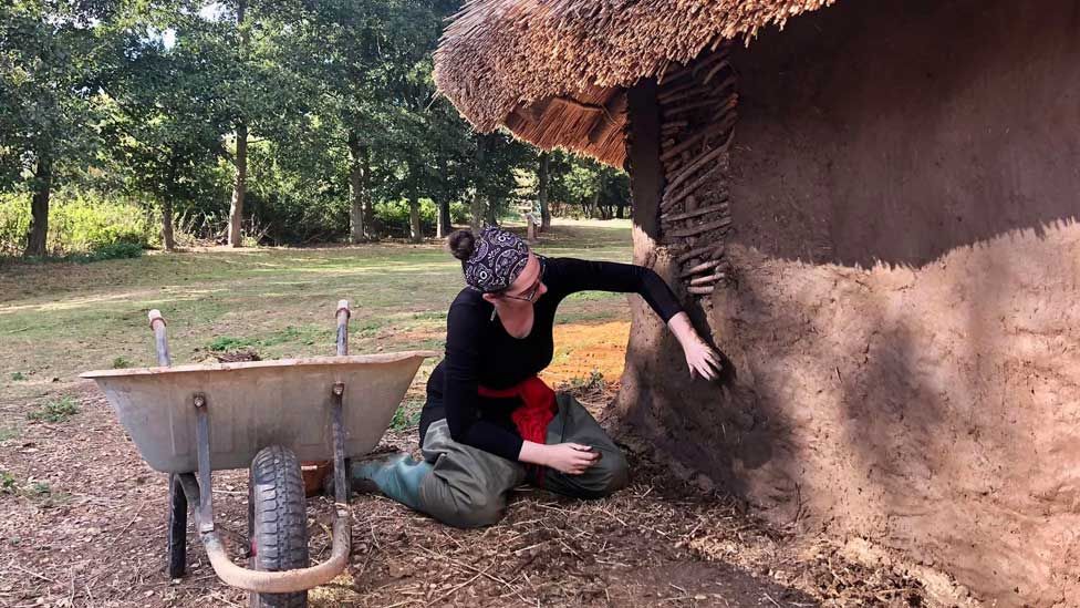 Iron Age roundhouse replica build