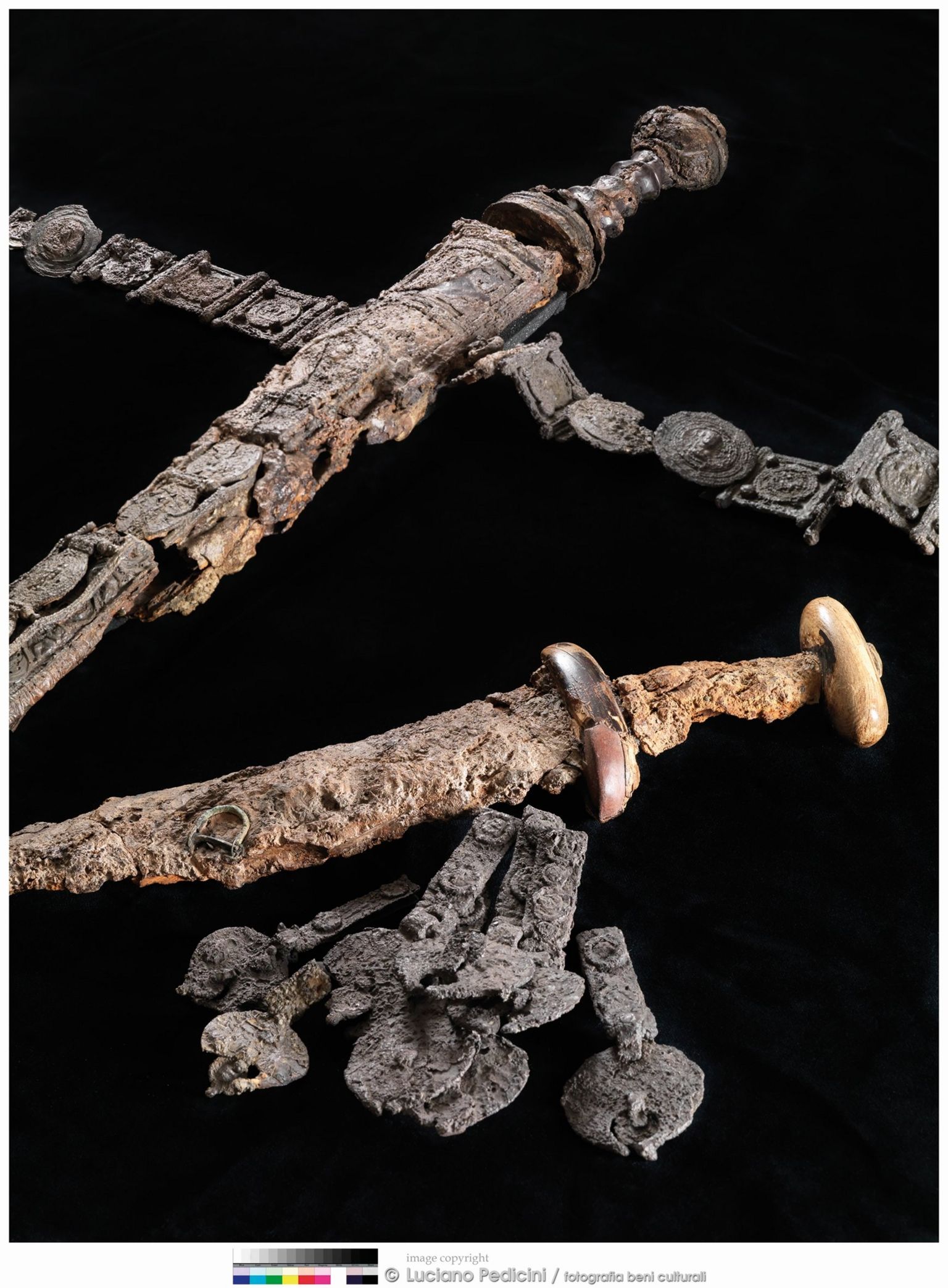 Sword, belt and dagger belonging to the skeleton
