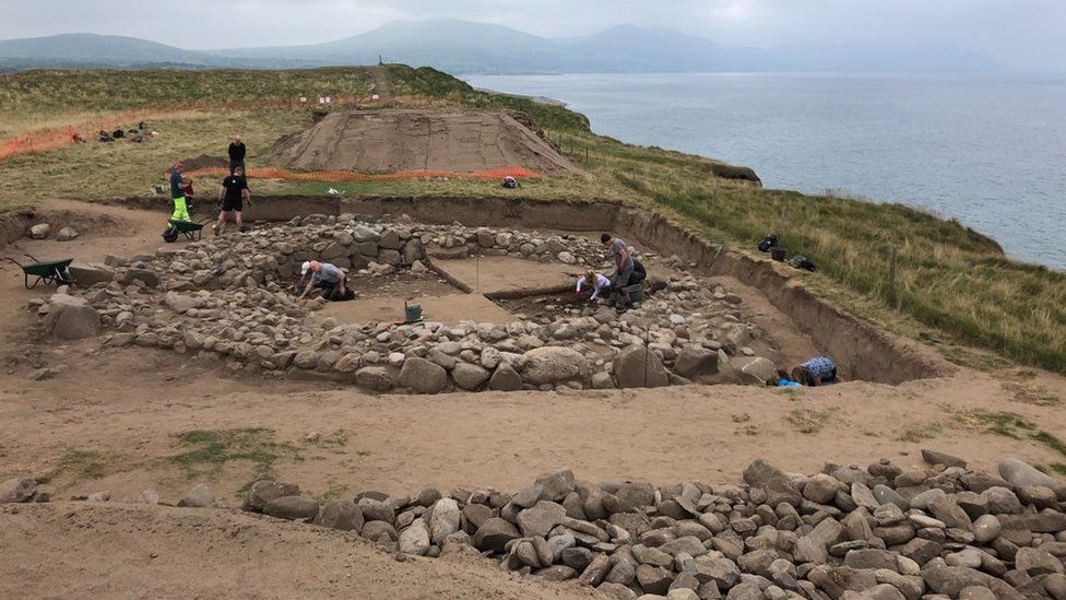 Excavations at the Dinas Dinlle hillfort Excavations at the Dinas Dinlle hillfort