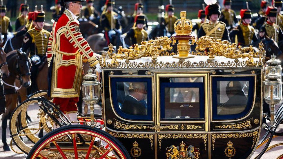 The president riding by carriage with the King and Queen Consort to have lunch at Buckingham Palace