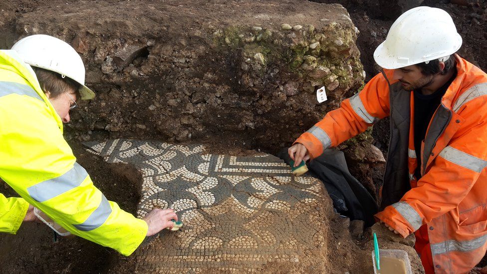 Experts find mosaic floor Experts find mosaic floor