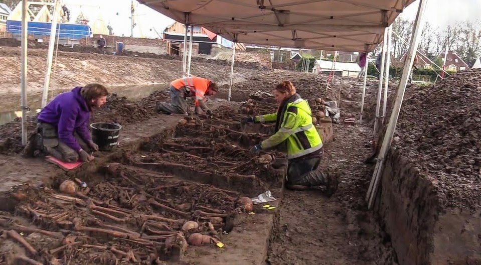 A team excavated the bodies of the soldiers discovered in the moat of the castle
